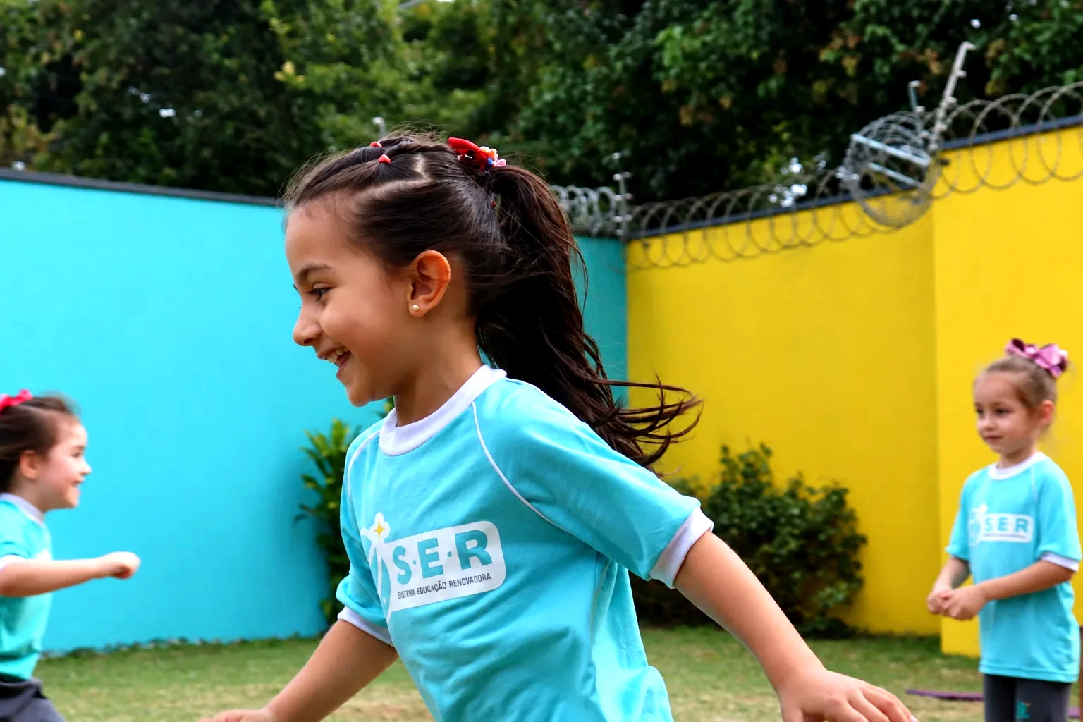 Alunas brincando no pátio da Escola S.E.R.