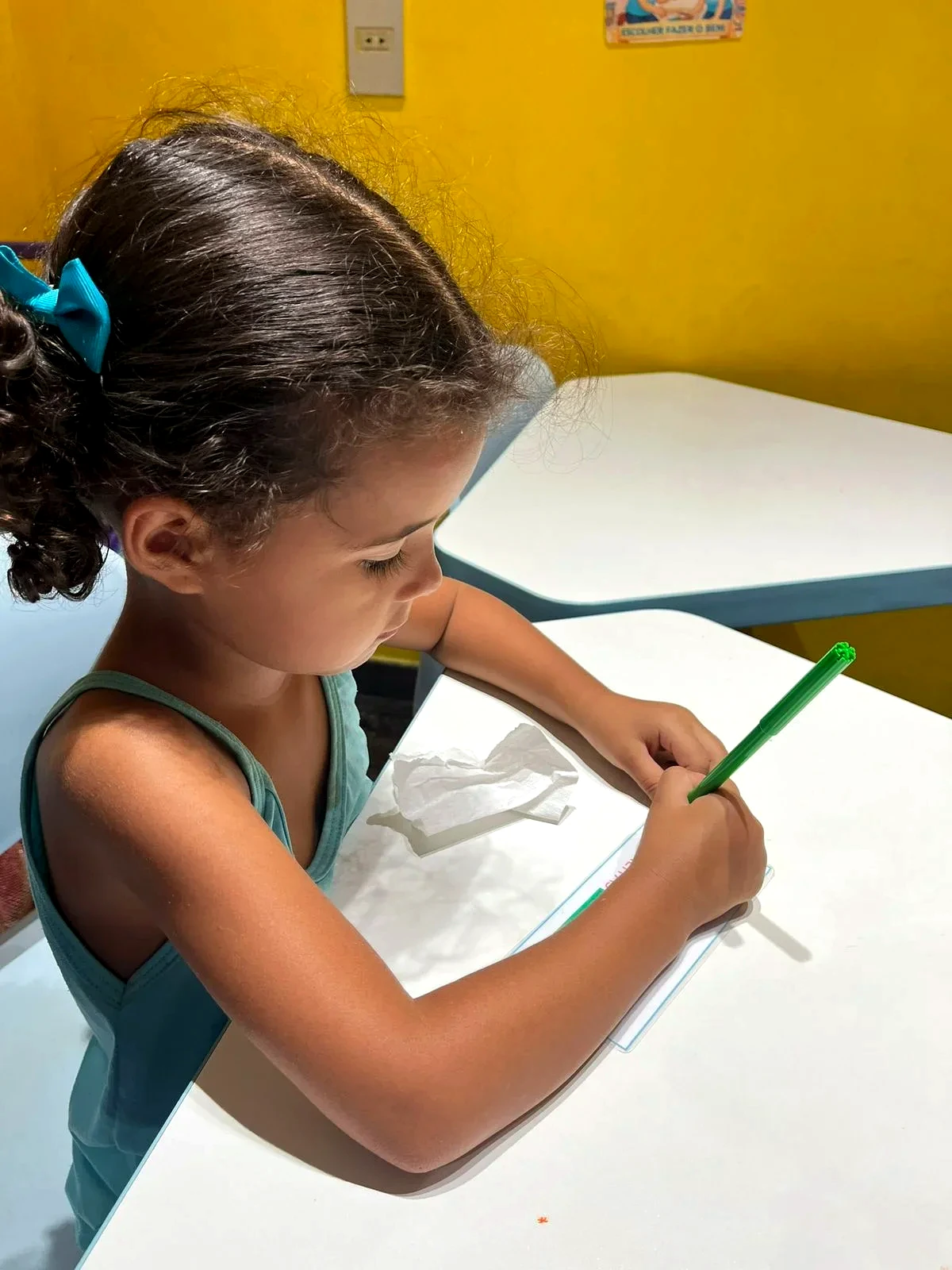 Aluna realizando atividade de aprendizagem