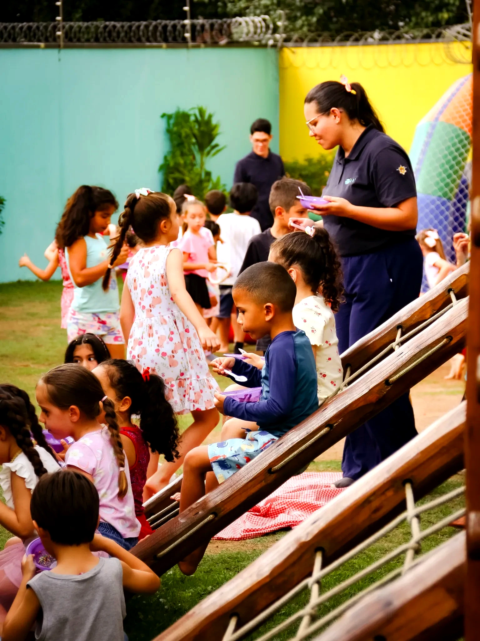 Crianças brincando no espaço externo